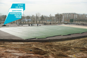 В Улан-Удэ футбольное поле у школы 22 покрывают искусственной травой