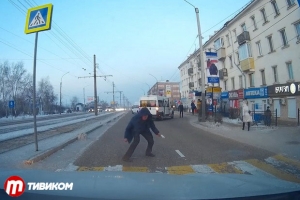 В Улан-Удэ неадекватный мужчина напал на трамвай