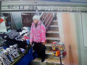 В Улан-Удэ полицейские разыскивают девушку, подозреваемую кражах из магазинов