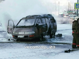 В Улан-Удэ прямо на дороге загорелся микроавтобус