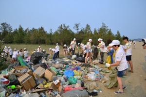 На Байкале за туристами прибрали волонтеры 