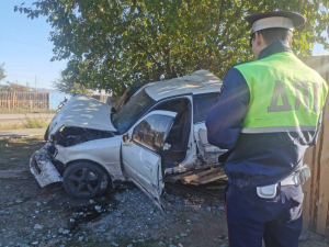 В Бурятии пьяный водитель разбил автомобиль об забор