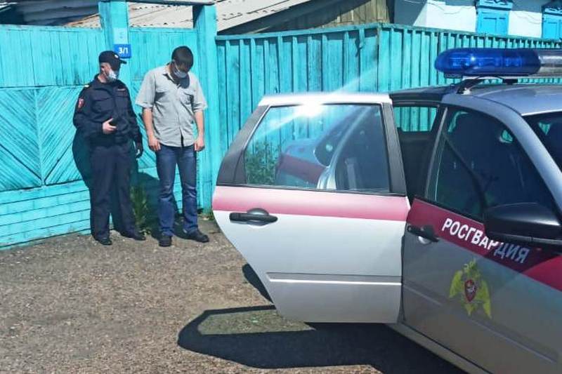 В Бурятии росгвардейцы задержали подозреваемого в грабеже В Бурятии росгвардейцы задержали подозреваемого в грабеже