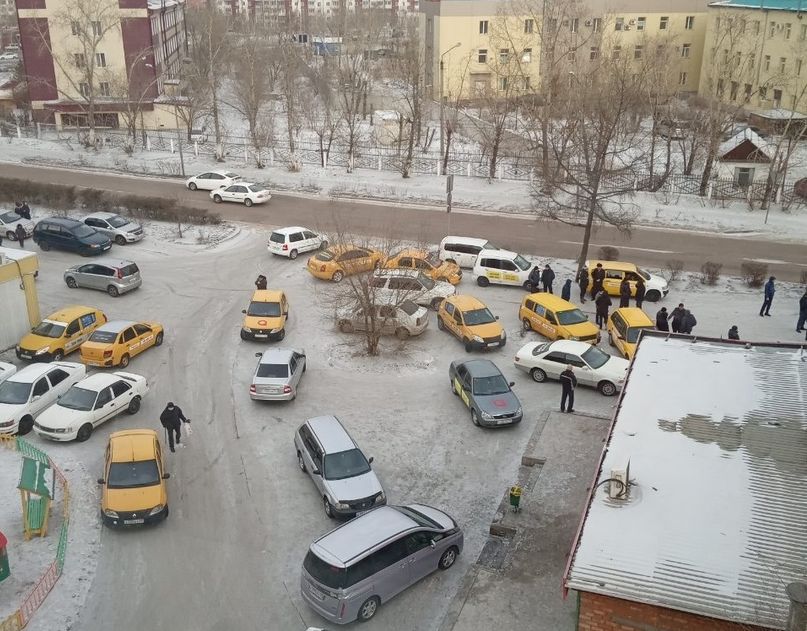 Таксисты в Улан-Удэ продолжают забастовку