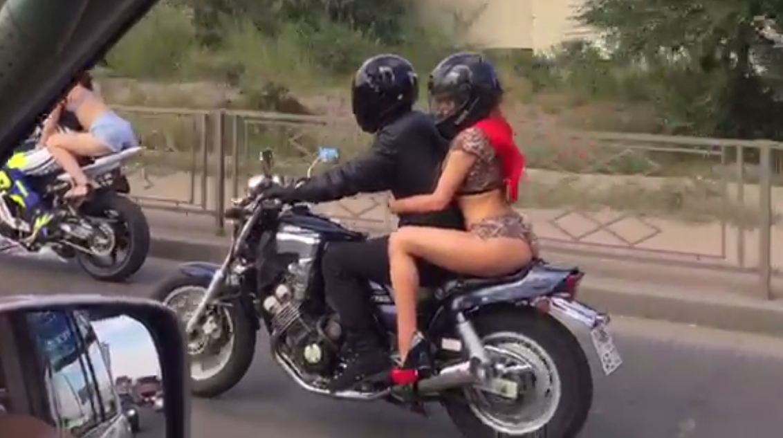 Девушки в бикини на мотоциклах шокировали жителей Улан-Удэ (видео)