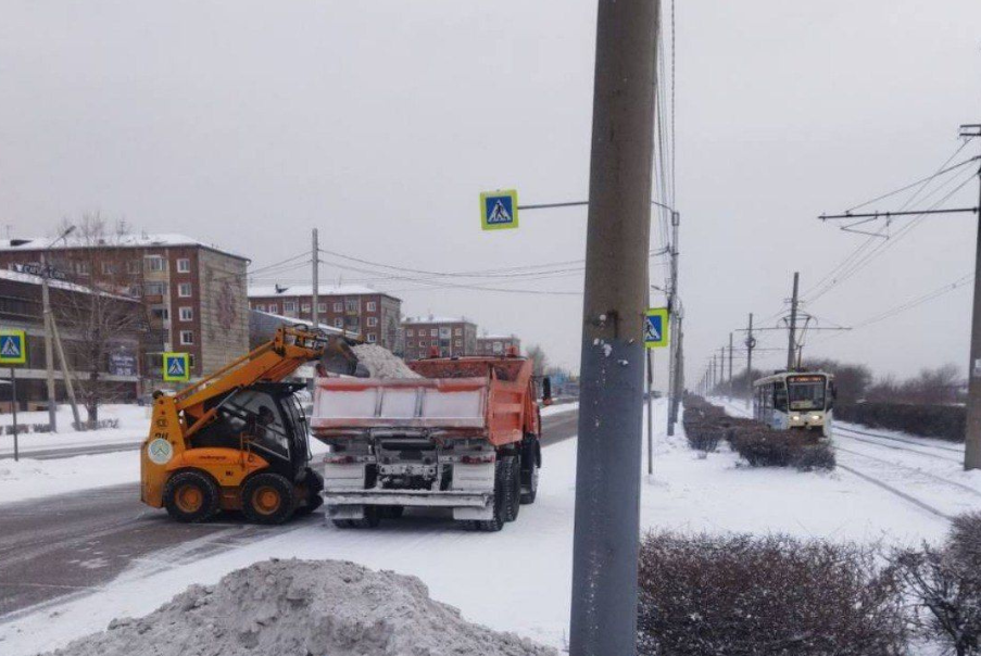 В Улан-Удэ снег убирают и днем, и ночью