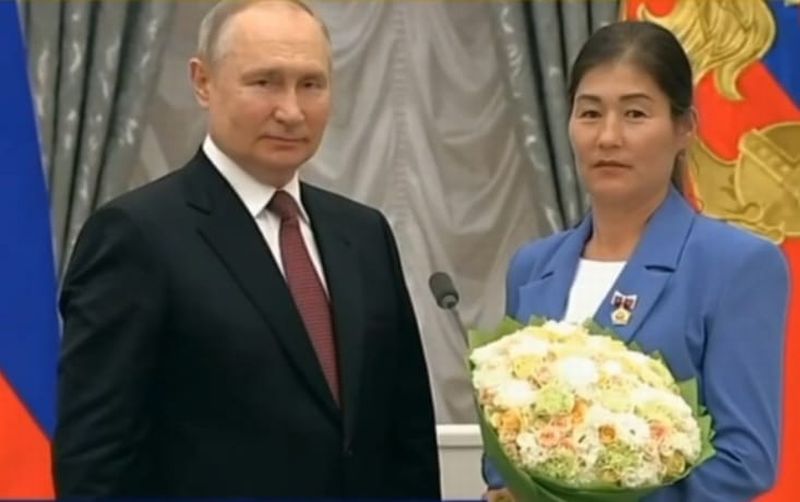 Многодетную мать из Бурятии отметили наградой в Кремле