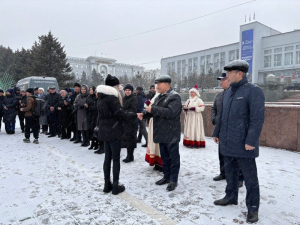 Владимир Павлов вручил ключи от школьных автобусов