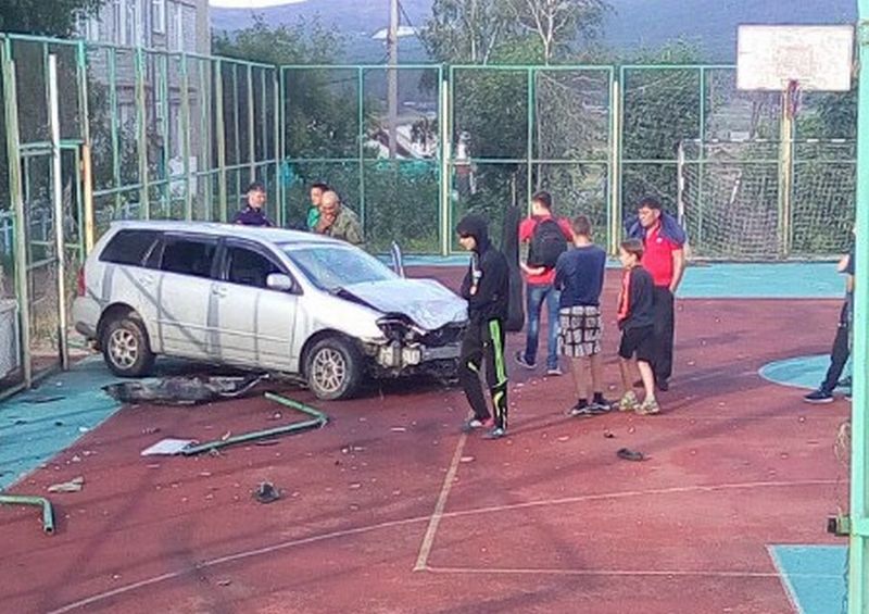 В Бурятии иномарка влетела на спортивную площадку с детьми В Бурятии иномарка влетела на спортивную площадку с детьми