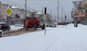 В Улан-Удэ продолжается подсыпка скользких участков дорог