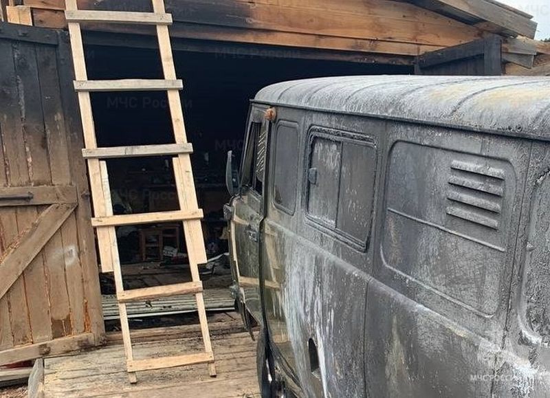 Житель Бурятии обгорел на пожаре в гараже