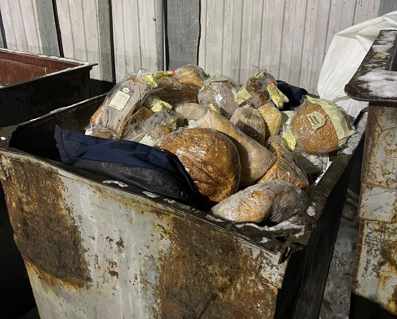 Улан-удэнцы возмущены тем, что магазины выкидывают горы хлеба 