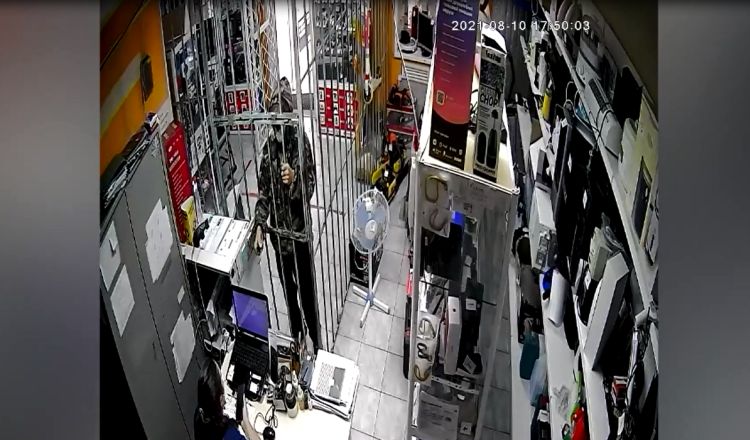 В Улан-Удэ бомж с «розочкой» пытался ограбить скупку В Улан-Удэ бомж с «розочкой» пытался ограбить скупку