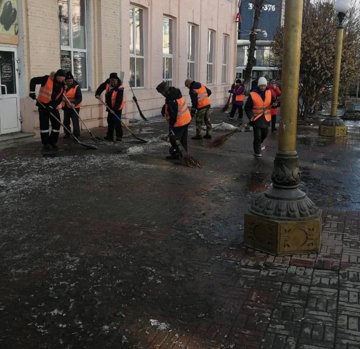 В Улан-Удэ коммунальщики повторно очистили ул. Ленина от растаявшего снега В Улан-Удэ коммунальщики повторно очистили ул. Ленина от растаявшего снега