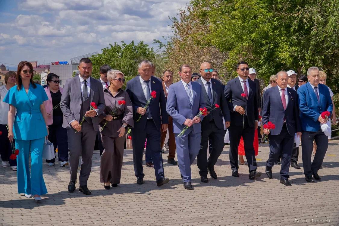Депутаты Горсовета Улан-Удэ почтили память земляков, погибших в годы Великой Отечественной Войны Депутаты Горсовета Улан-Удэ почтили память земляков, погибших в годы Великой Отечественной Войны