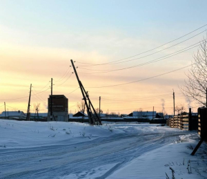 В Бурятии школьники ходят мимо опасно накренившегося столба