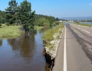 В Заиграево вода подмывает автодорогу