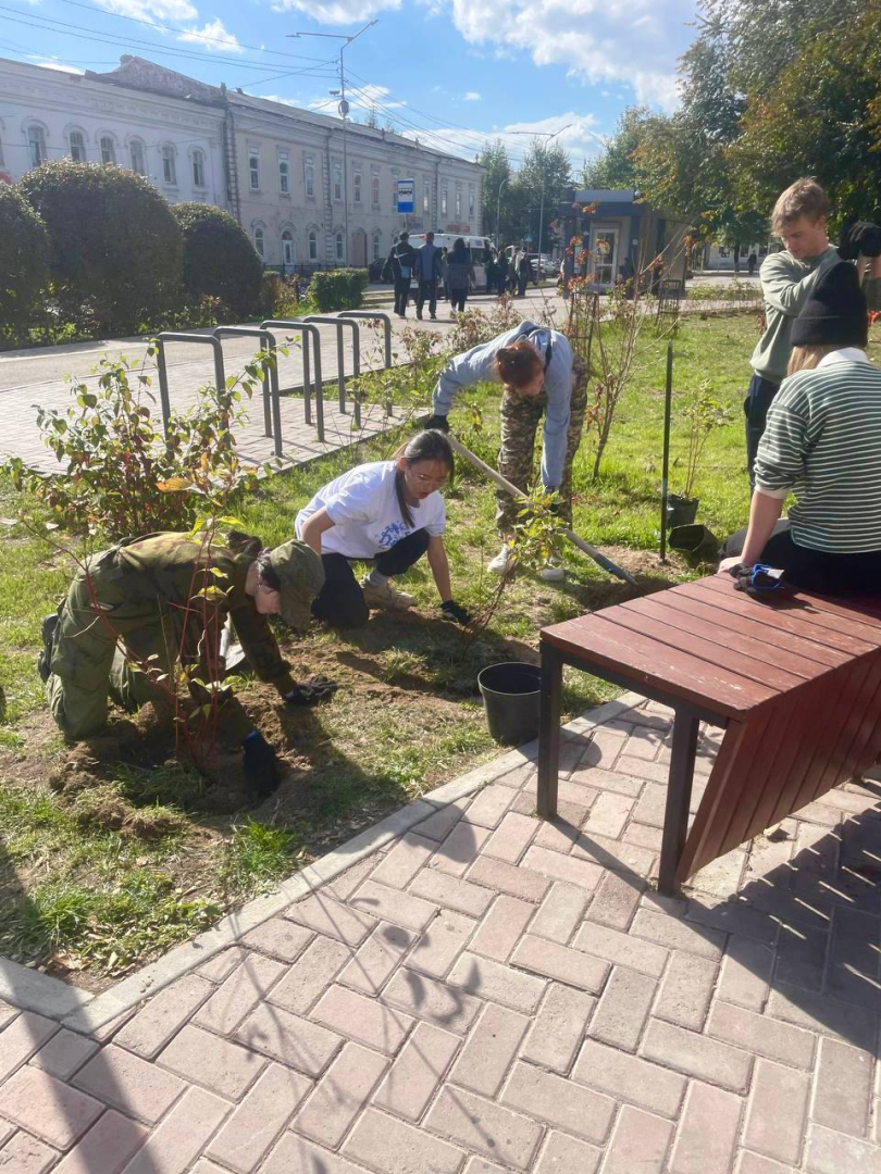 Студенты помогают сделать Улан-Удэ зеленым и красивым Студенты помогают сделать Улан-Удэ зеленым и красивым