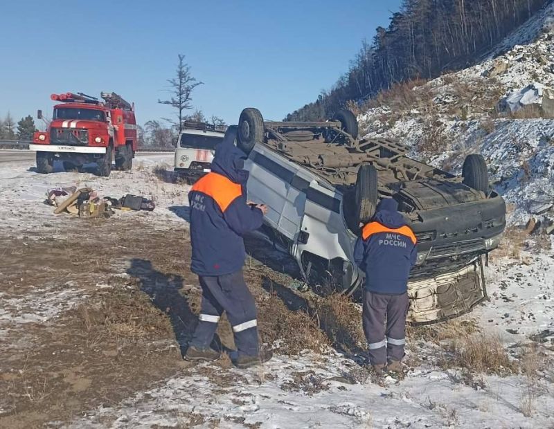Автобус с людьми перевернулся на трассе в Бурятии Автобус с людьми перевернулся на трассе в Бурятии