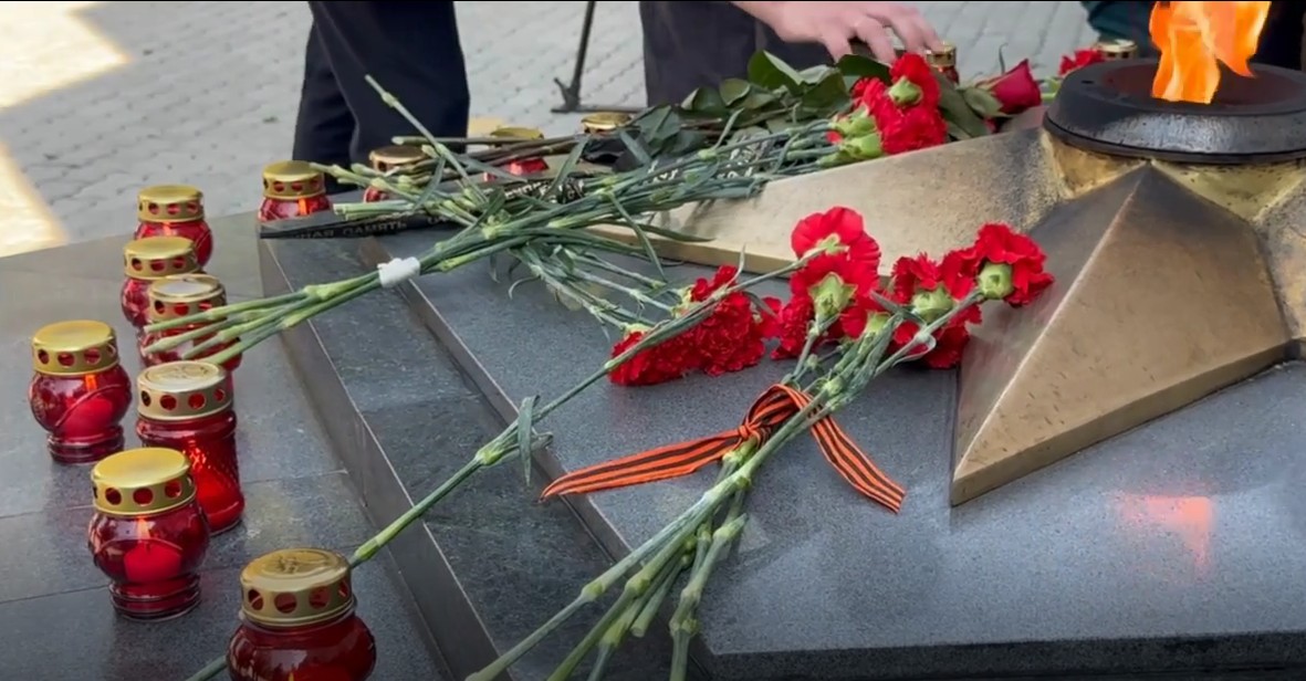 Свечи зажгли в Улан-Удэ в День памяти и скорби Свечи зажгли в Улан-Удэ в День памяти и скорби
