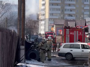 В Улан-Удэ потушили пожар на территории частного дома 