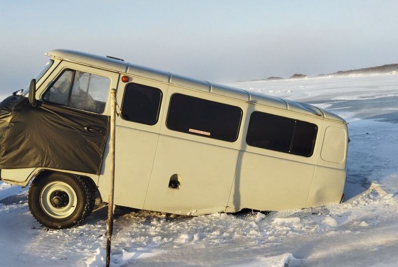 Автомобили открыли сезон ледовых инцидентов на Байкале