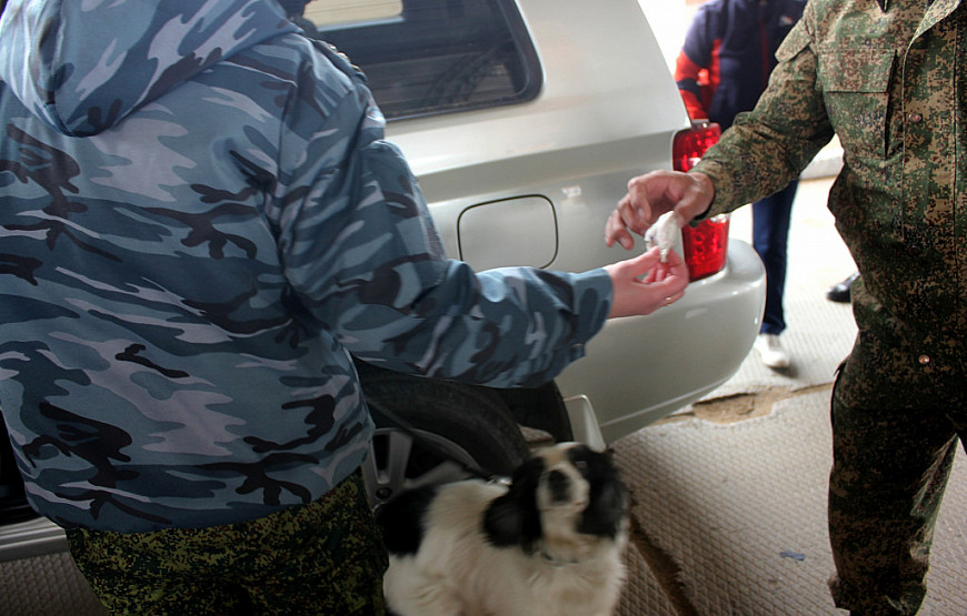 В Улан-Удэ полицейские поймали двух наркоманов