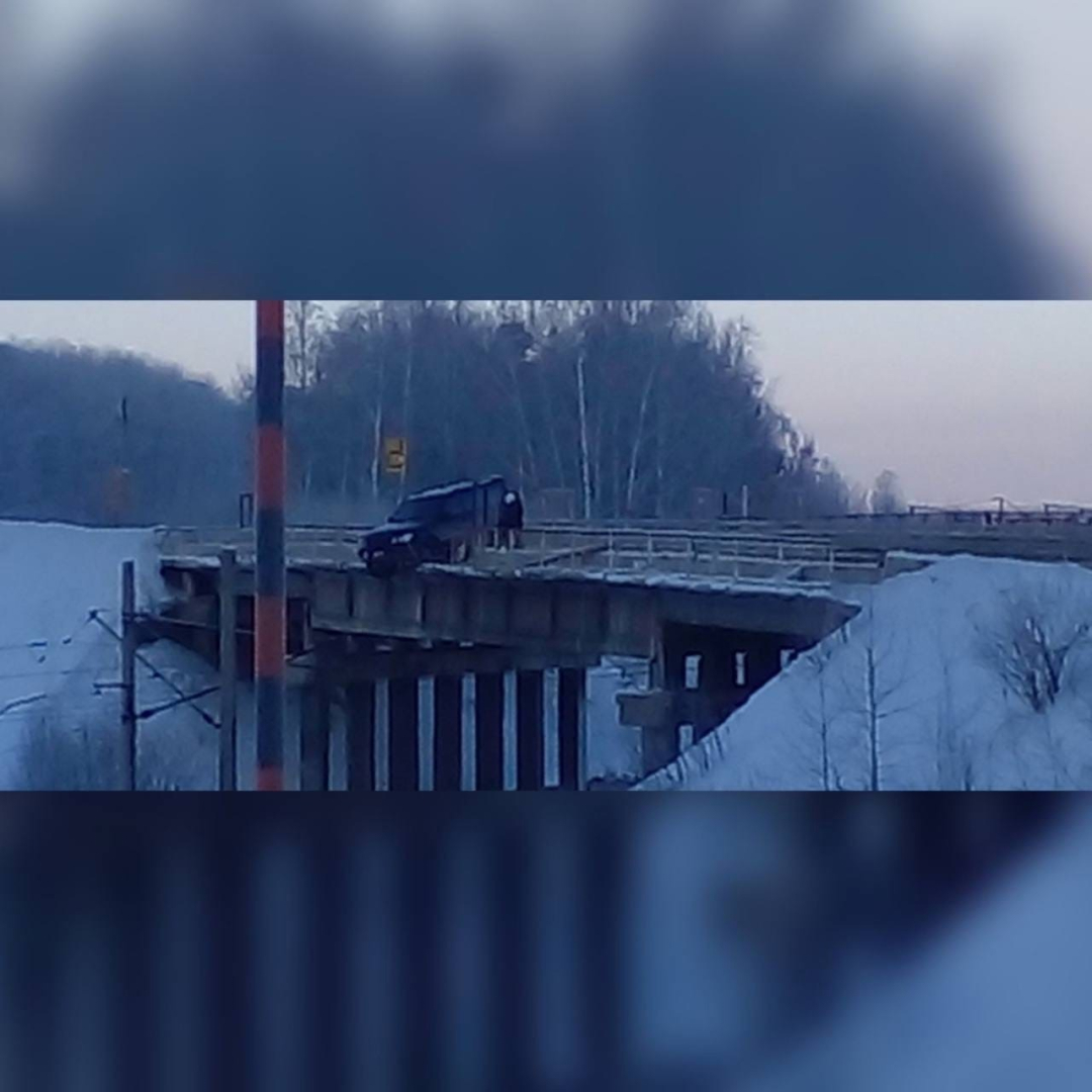 В Бурятии, в Кабанском районе, автомобиль едва не упал с моста