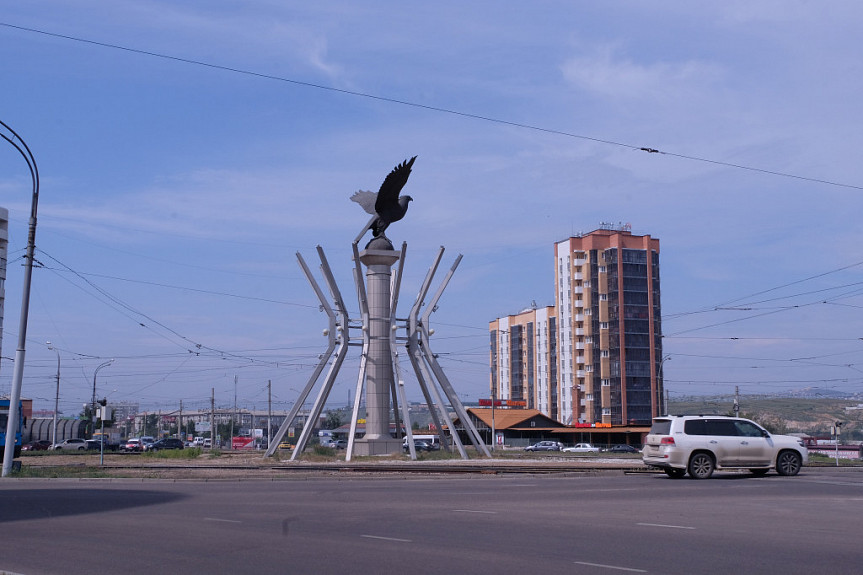 Ж ж улан удэ. Беркут Улан-Удэ. Беркут Улан-Удэ памятник. Статуя орла в Улан-Удэ. Улан Удэ Орел памятник.