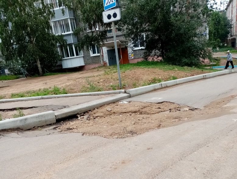 Фото дня: асфальт в Улан-Удэ не выдержал дождя Фото дня: асфальт в Улан-Удэ не выдержал дождя