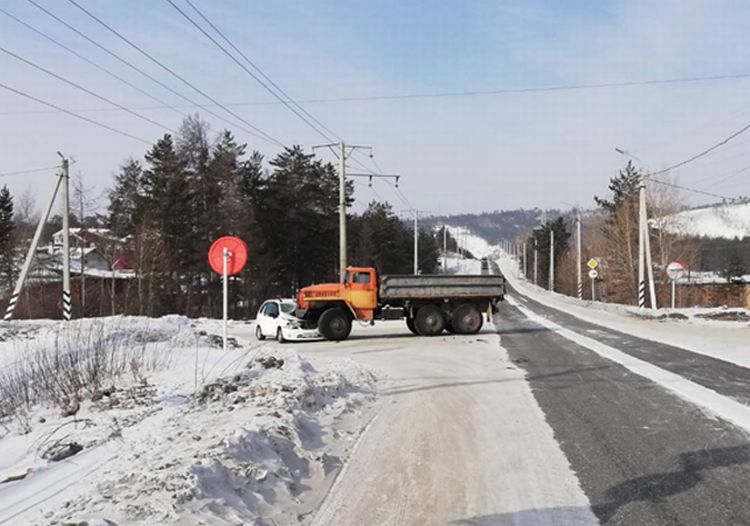 В Бурятии пожилой водитель «Урала» раздавил «Тойоту» В Бурятии пожилой водитель «Урала» раздавил «Тойоту»