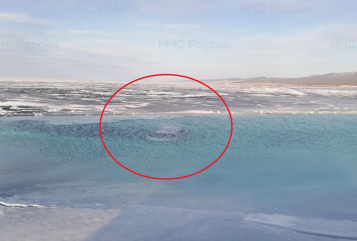 На Байкале машина ушла под лед вместе с водителем 