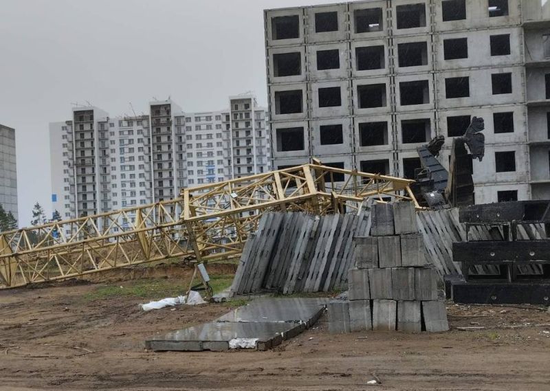 В Улан-Удэ на стройплощадке рухнул кран, один человек погиб В Улан-Удэ на стройплощадке рухнул кран, один человек погиб