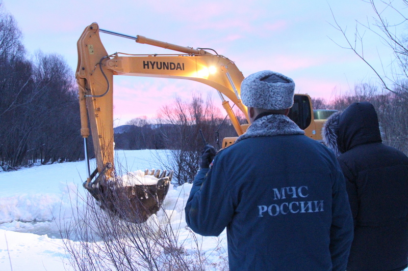 В Бурятии добровольцы чистят от шуги приток Байкала 