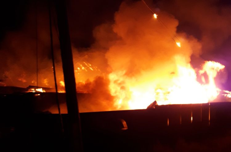 В Бурятии страшный ночной пожар уничтожил постройки и три автомобиля В Бурятии страшный ночной пожар уничтожил постройки и три автомобиля