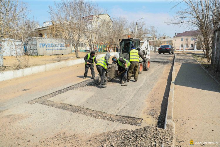 В Улан-Удэ выделили еще два миллиона на ямочный ремонт В Улан-Удэ выделили еще два миллиона на ямочный ремонт