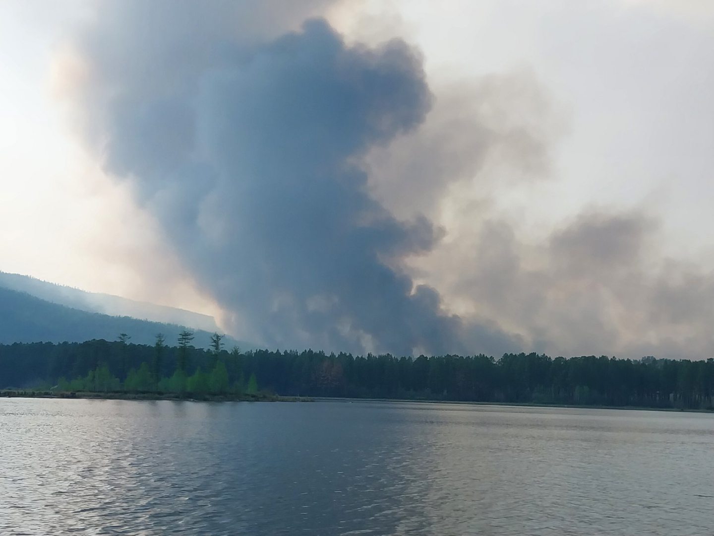В Бурятии ищут добровольцев для тушения страшного лесного пожара в Муйском районе