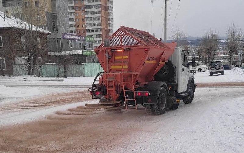 Подсыпка улиц и уборка снега в Улан-Удэ идет непрерывно 