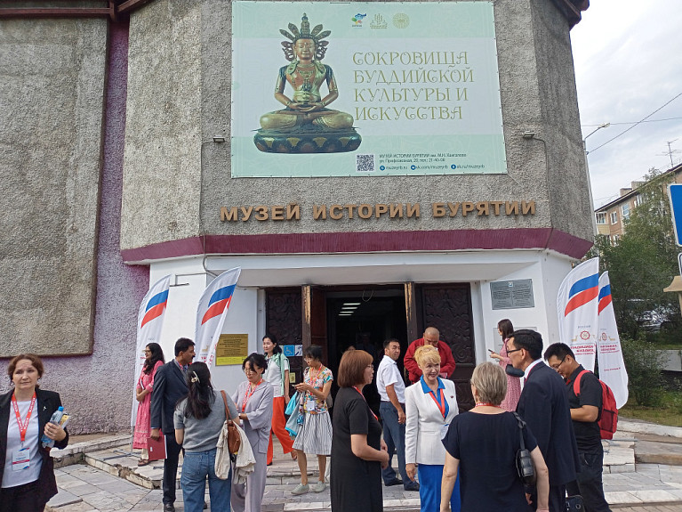 Национальный музей Бурятии презентует уникальную буддийскую мандалу «Гунриг» Национальный музей Бурятии презентует уникальную буддийскую мандалу «Гунриг»