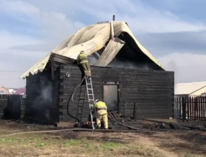 В Бурятии мужчина сильно обгорел на пожаре в доме