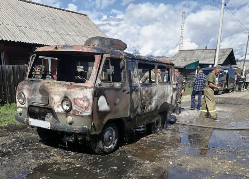 В Бурятии во время похорон загорелся автомобиль В Бурятии во время похорон загорелся автомобиль