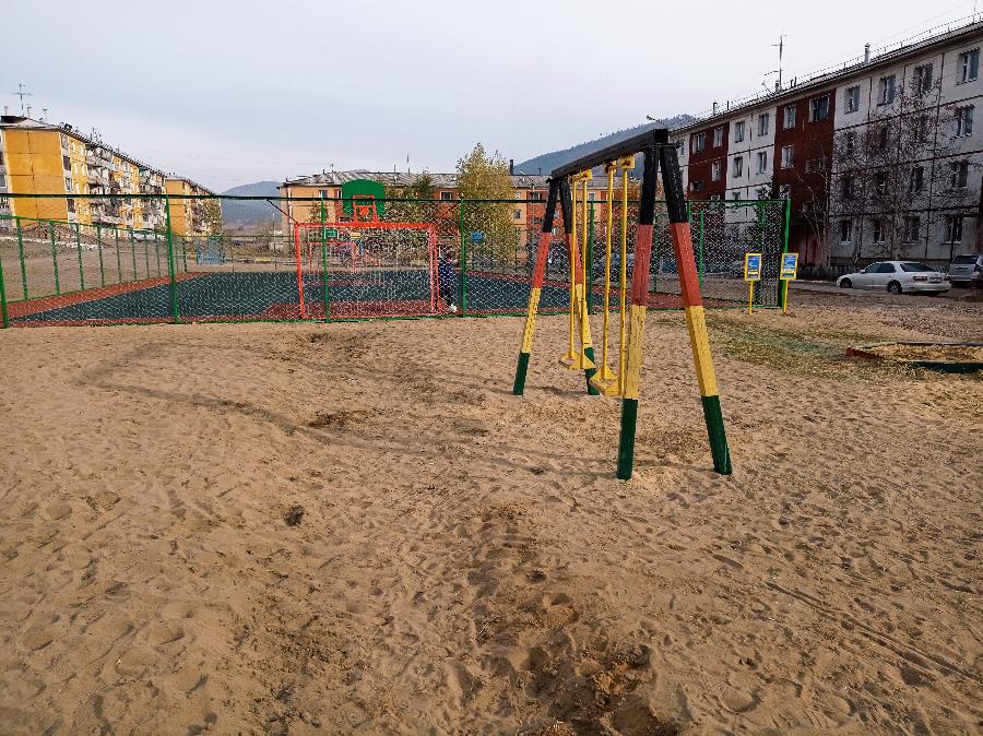 В Улан-Удэ демонтировали бетонную плиту на детской площадке В Улан-Удэ демонтировали бетонную плиту на детской площадке