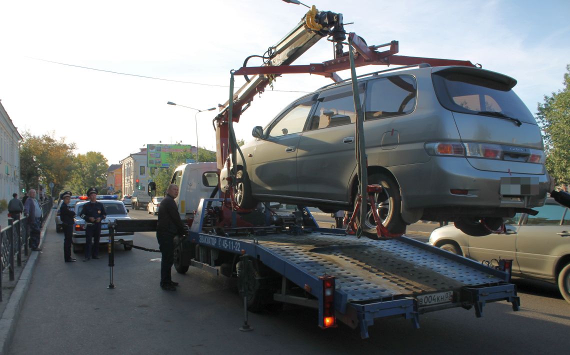 На штрафстоянке Шуляка упавшая глыба снега повредила более десятка авто