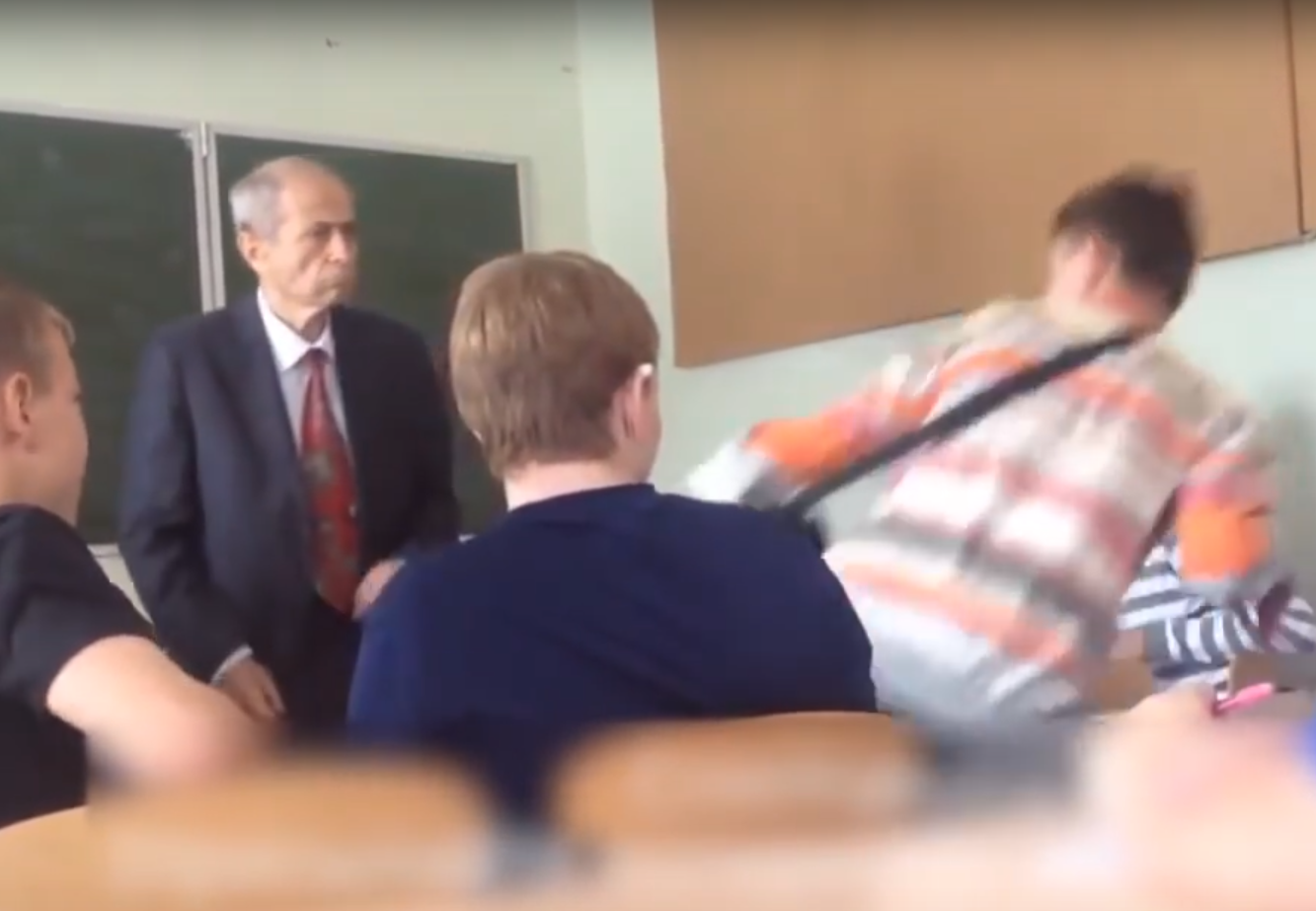 В Якутии студенты защитили преподавателя от подростка В Якутии студенты защитили преподавателя от подростка