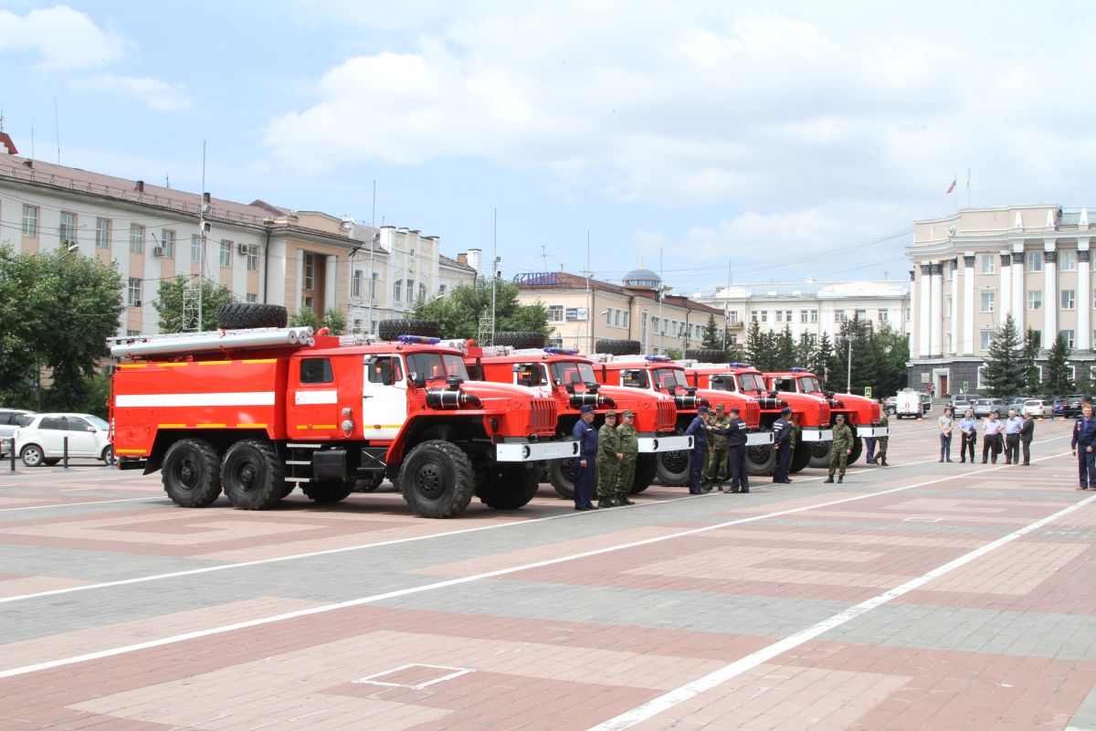 Районам Бурятии передали пять пожарных автомобилей