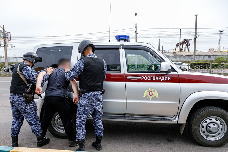 В Улан-Удэ вооруженные пистолетом пьяные парни пытались обворовать СТО