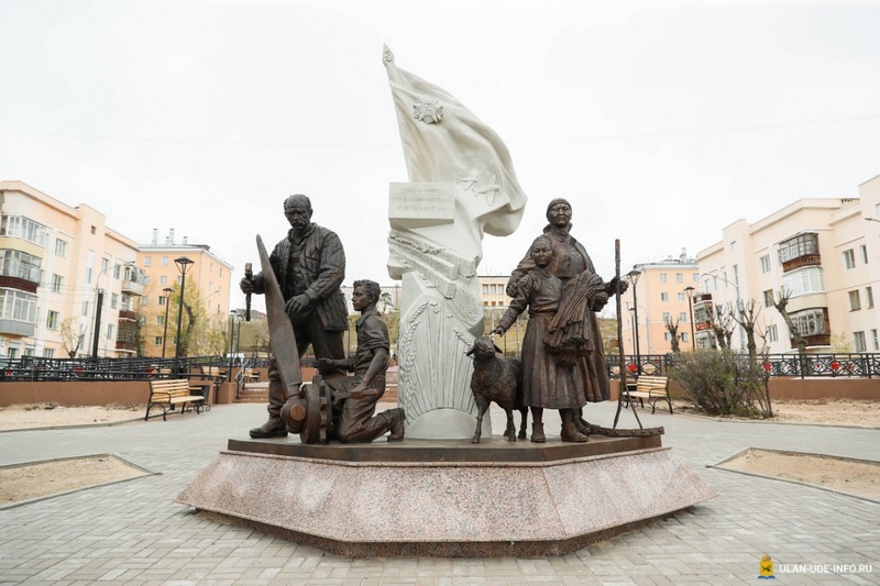 В Улан-Удэ установили памятник труженикам тыла и детям войны В Улан-Удэ установили памятник труженикам тыла и детям войны