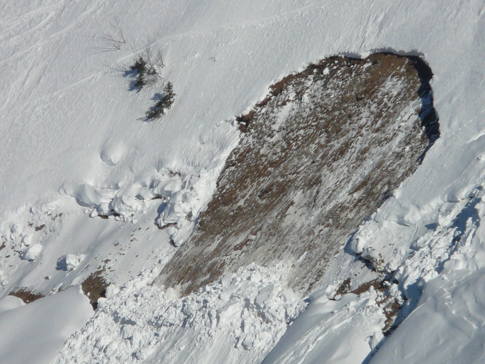 Спасатели предупредили об опасности схода лавин в горах Бурятии