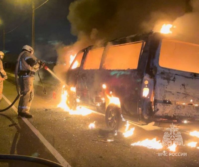 В пригороде Улан-Удэ сгорел микроавтобус