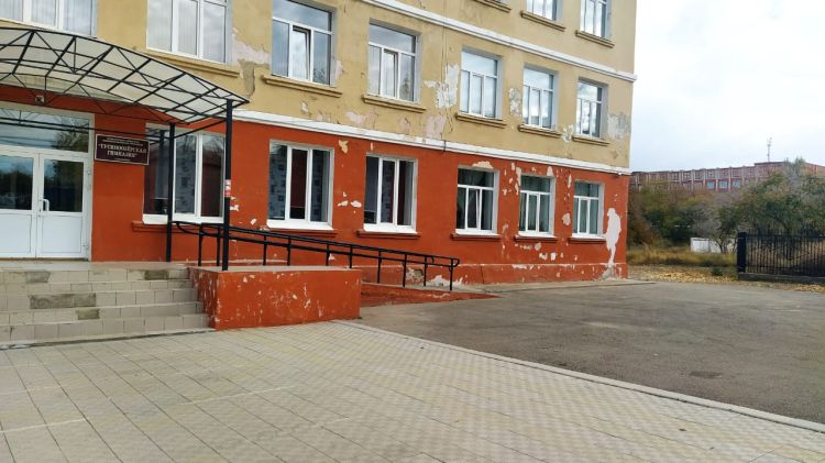 В Бурятии в отремонтированной гимназии отваливается штукатурка В Бурятии в отремонтированной гимназии отваливается штукатурка